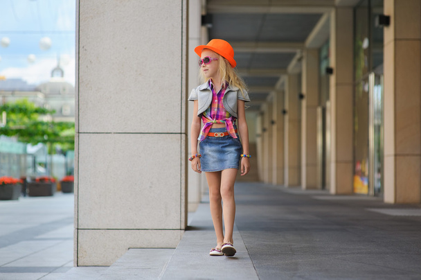 Lapsi kävelee isossa ostoskeskuksessa pitkin ikkunoita
 - Valokuva, kuva