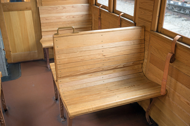 Sièges en bois vides dans le vieux train
 - Photo, image