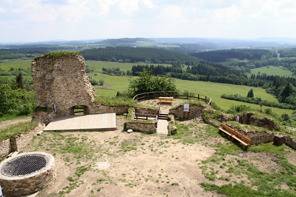 Ruinas renovadas del castillo medieval
 - Foto, imagen