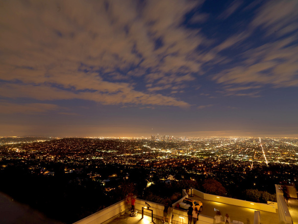 Uitzicht op de stad Los Angeles vanaf Griffith observatorium heuvel op zonsondergang tijd - Foto, afbeelding