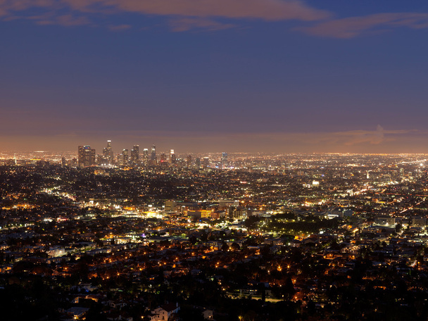 Vue sur la ville de Los Angeles depuis la colline de l'Observatoire Griffith au coucher du soleil
 - Photo, image