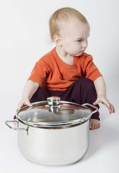 大きな鍋で赤ちゃん - 写真・画像
