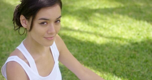 Kobieta, medytując na zielony trawnik - Materiał filmowy, wideo