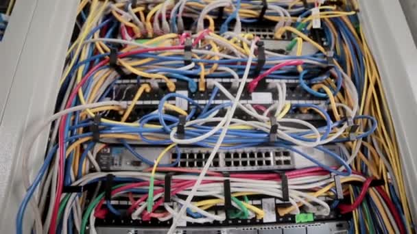 Parte posterior de los servidores de datos de trabajo con muchos cables, cables
. - Metraje, vídeo