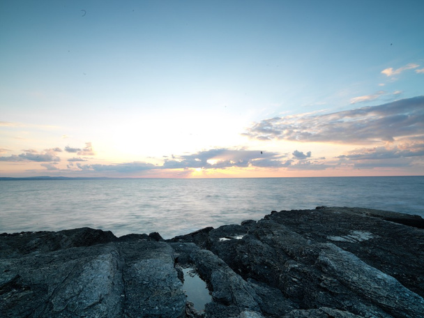 Длительный выстрел на скалах с морскими волнами
 - Фото, изображение