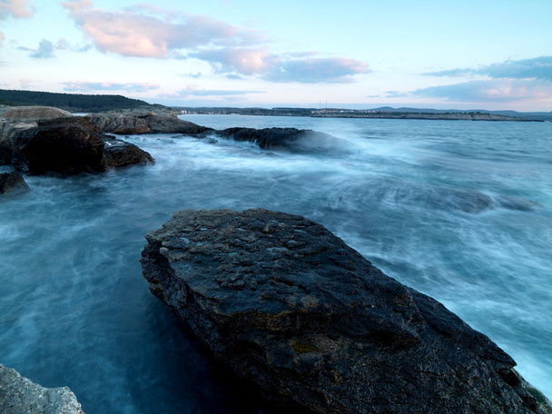 Langzeitbelichtung auf Felsen mit Meereswellen - Foto, Bild