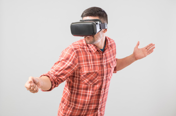 Man with virtual reality glasses paying fencing simulator - Фото, изображение