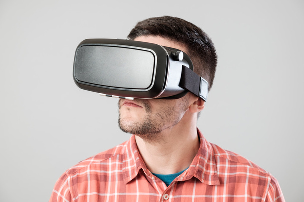 Man using virtual reality headset - Foto, imagen