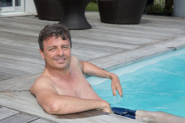 Retrato de um homem maduro sentado na piscina
 - Foto, Imagem