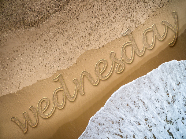 miércoles escrito en la playa
 - Foto, Imagen