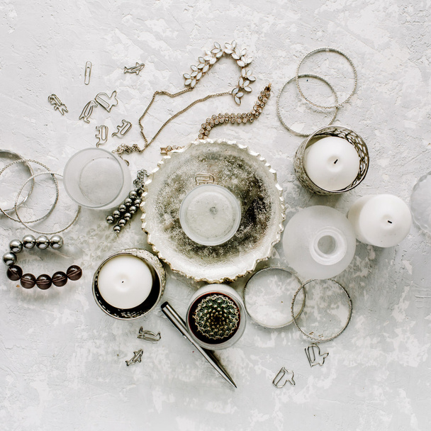 Аксессуары и декор белого и серебра
 - Фото, изображение