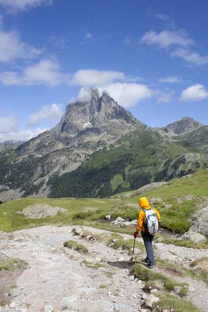 girl hiking with the Midi d'Ossau peak behind in France - Фото, изображение