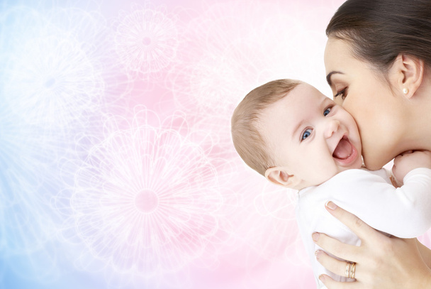 счастливая мать целует восхитительного ребенка
 - Фото, изображение