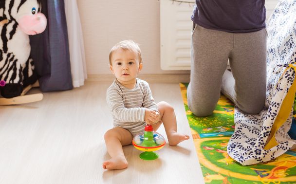 bebé niño jugando con juguete en el interior en casa
 - Foto, Imagen