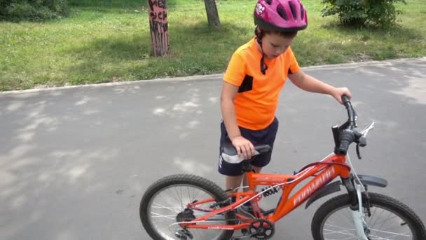 Jongen rijdt fiets in focus zoals hij camera benadert. - Video