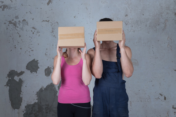 Joven familia de dos personas cariñosas analiza cajas en el nuevo apartamento
 - Foto, imagen