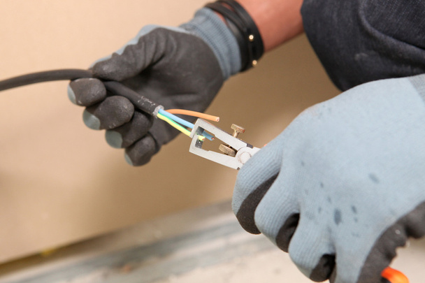 Electrician clipping a wire - Foto, Bild