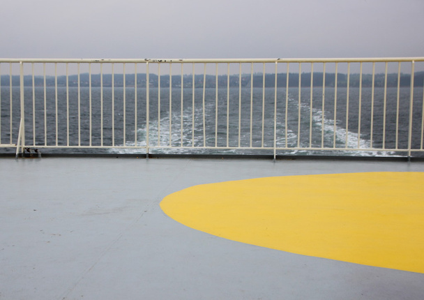 黄色のヘリポート着陸マーカーとフェリーから船水トレイル - 写真・画像
