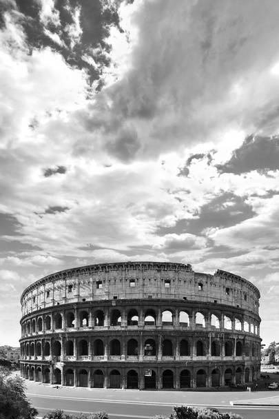 Wysoki kontrast czerni i bieli z starożytnego rzymskiego Koloseum w Rzym, Włochy - Zdjęcie, obraz