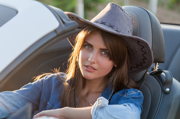 Cowboy κορίτσι οδήγησης στην λευκή Cabrio - Φωτογραφία, εικόνα