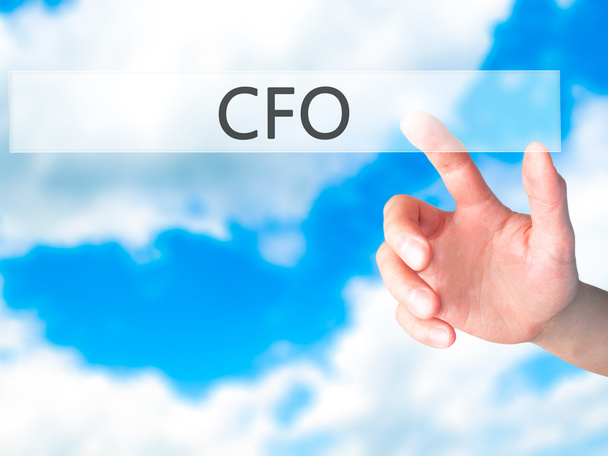 CFO (Chief Financial Officer) - el blurre üzerinde bir düğmeye basarak - Fotoğraf, Görsel