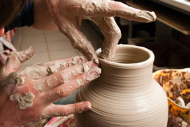 Potter aarden pot op de cirkel maken - Foto, afbeelding