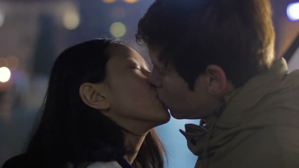 Jong triest koppel hebben afscheid kus, verhouding over lange afstand, scheiding - Video