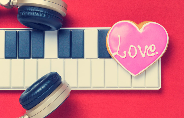 Música Auriculares Midi teclado Amor corazón sobre fondo rojo
. - Foto, imagen