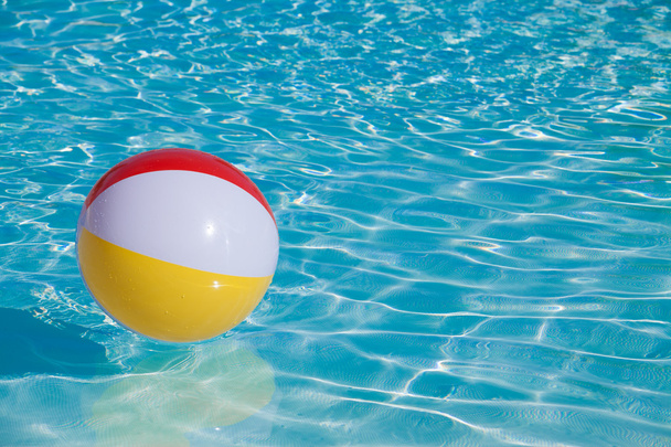 Надувний барвистий м'яч плаває
  - Фото, зображення