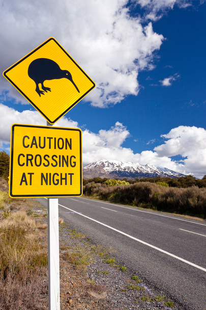 Kiwi Crossing señal de tráfico y volcán Ruapehu NZ
 - Foto, Imagen