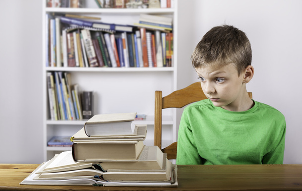 Chłopak zdezorientowany student czytaniu książki  - Zdjęcie, obraz