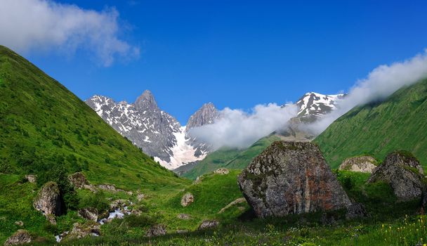 Sommerlandschaft mit großen Steinen und Bergschnee. - Foto, Bild