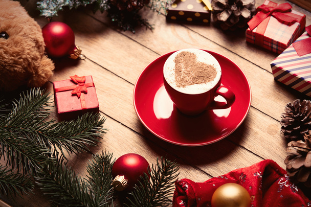 Šálek kávy a vánoční ozdoby - Fotografie, Obrázek