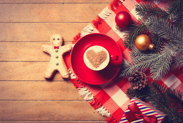 φλιτζάνι καφέ, μελόψωμο άνθρωπος και Χριστούγεννα διακοσμήσεις - Φωτογραφία, εικόνα