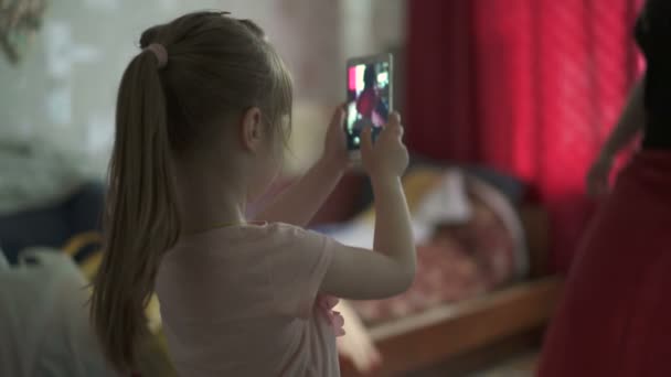 Menina fotografar no telefone
 - Filmagem, Vídeo