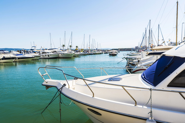 Jachty i żaglowce zadokowany w marina, Hiszpania - Zdjęcie, obraz