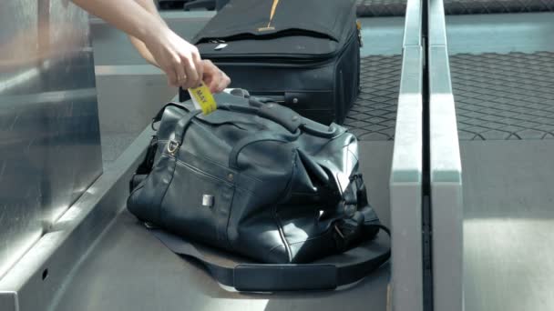 Registratie van bagage in de luchthaven. Travel concept. - Video