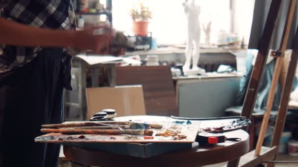 Женщина, которую художник готовит инструмент
 - Кадры, видео