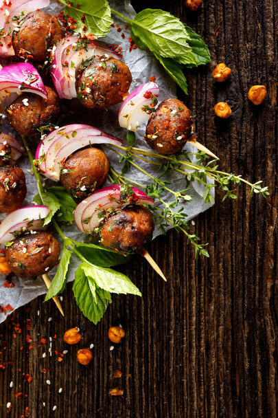 Kofta skewers, meatballs and red onion with addition of fresh mint and thyme - Fotografie, Obrázek