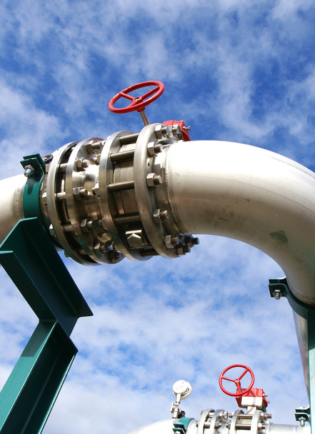 Ipari csővezetékek és szelep természetes kék háttérrel - Fotó, kép
