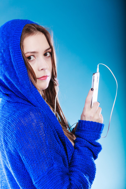 молодая женщина со смартфоном слушает музыку - Фото, изображение