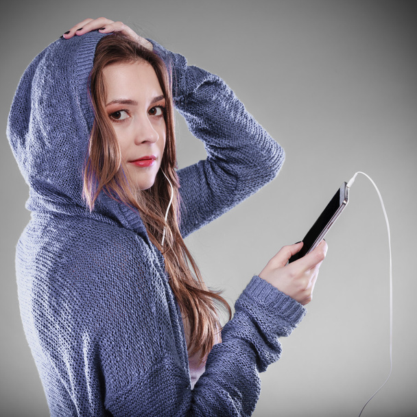 jonge vrouw met smart phone luisteren muziek - Foto, afbeelding