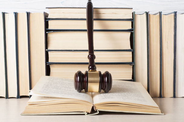 Jogi fogalom - könyv fa bírák marok táblázat a tárgyalóteremben vagy végrehajtási Hivatal. - Fotó, kép