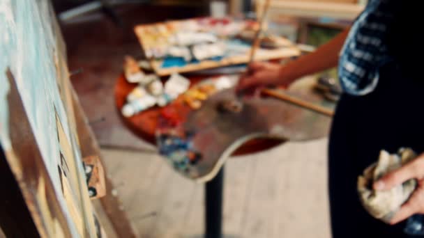 Artista con estudiante femenina en clase de pintura
 - Imágenes, Vídeo