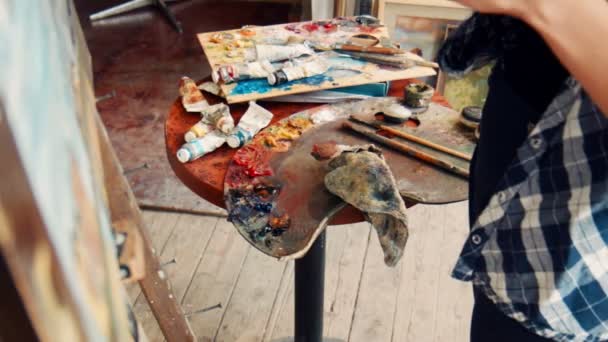 Женщина-художник, работающая в своей студии
 - Кадры, видео