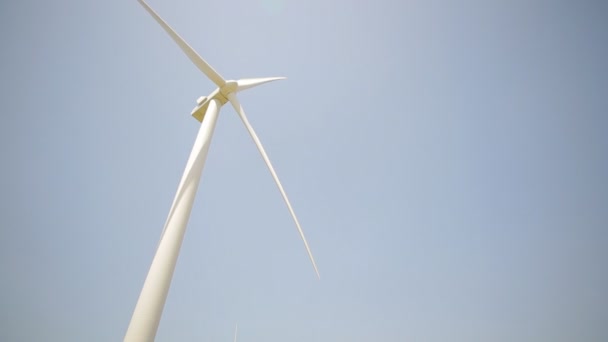 Windkraftanlage auf einem Weizenfeld im Sommer - Filmmaterial, Video