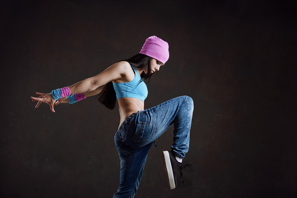 Giovane donna sexy ballerina ballare su sfondo parete
 - Foto, immagini