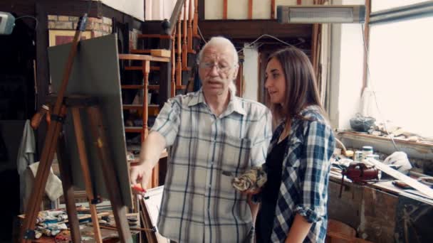 Yaşlı öğretmen ressam, genç kızla boyama - Video, Çekim