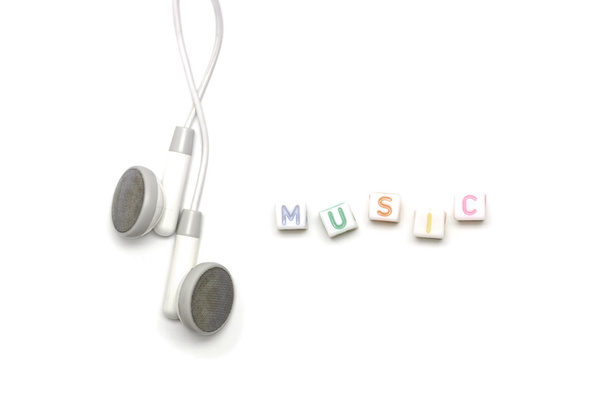 auriculares blancos con música de alfabeto
 - Foto, imagen
