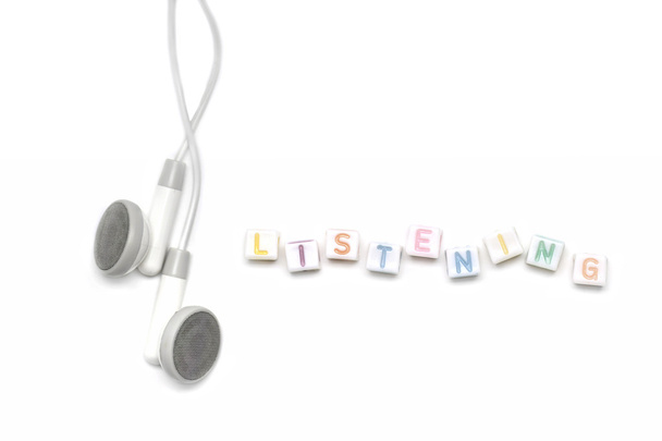 alfabe dinleme ile beyaz kulaklık - Fotoğraf, Görsel